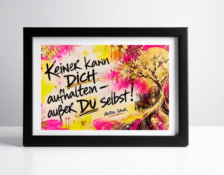 Ein gerahmtes farbenfrohes Bild mit einem motivierenden deutschen Spruch von Anton Saur auf einem gelb-rosa Hintergrund, daneben ein stilisierter goldener Baum.